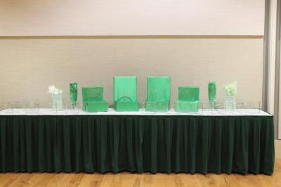 green and white paper decorations on a table at the awards ceremony
